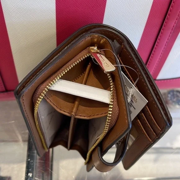MICHAEL KORS
Jet Set Travel Md Bifold Zip Signature Logo Wallet 
Brown Sign
NWT - Picture 5 of 12
